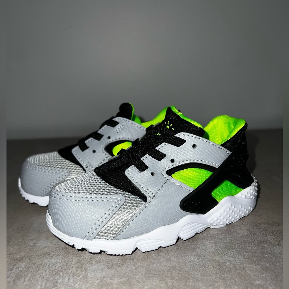 Nike Huaraches Sneaker - Boys 8C